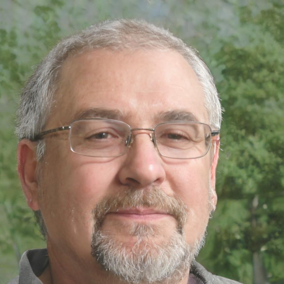 Retrato profesional de Andrés Villareal, Director de Metodología