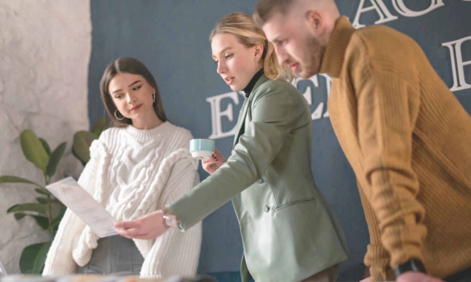 Equipo de trabajo colaborando en análisis de datos financieros